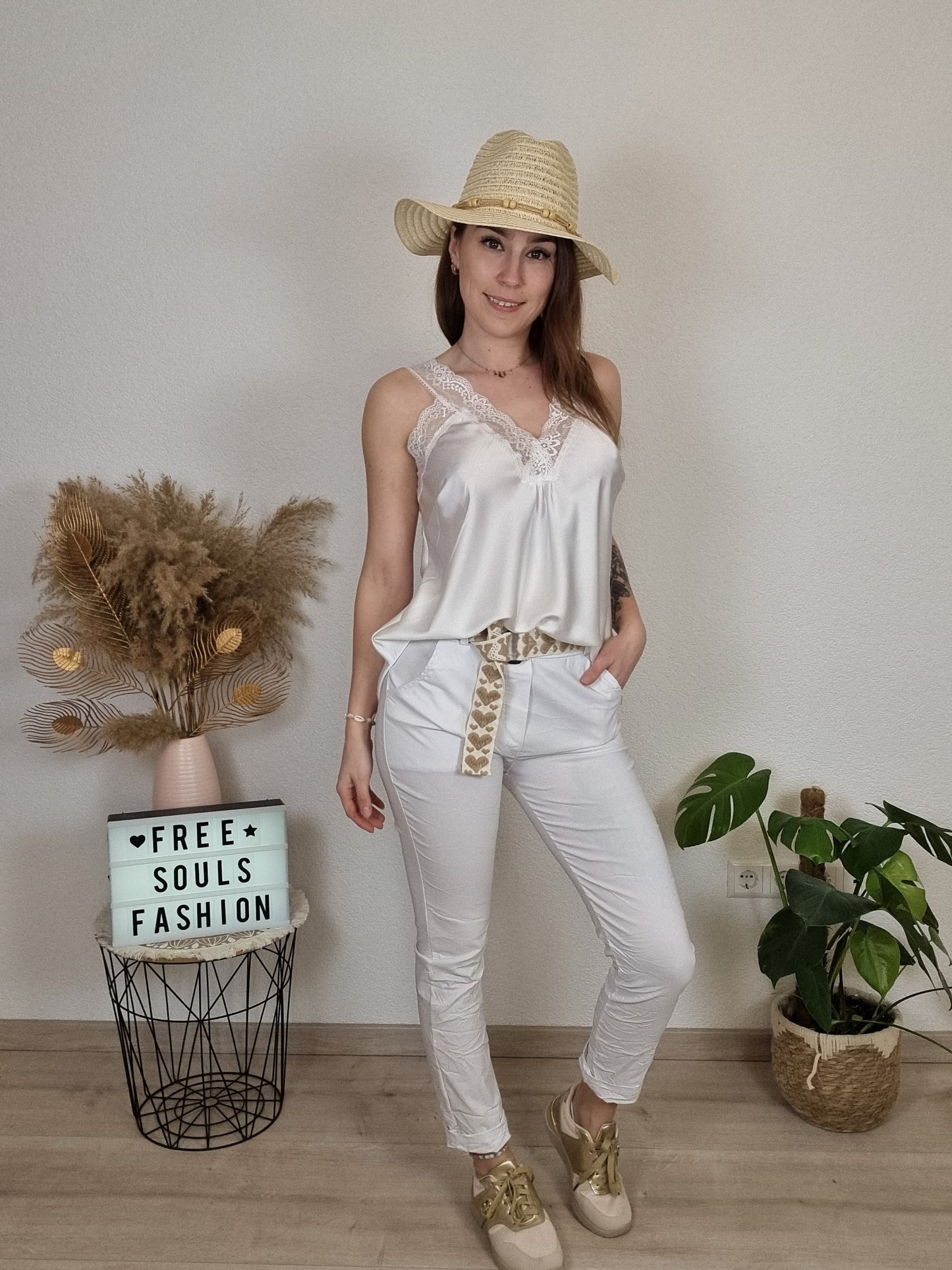 weiße Jogpants mit Gürtel