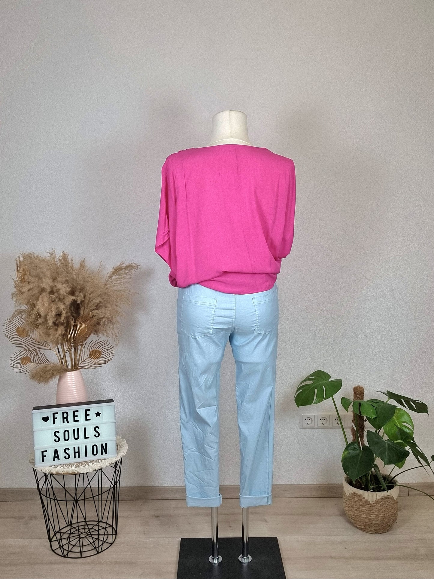 Hellblaue Jogpants mit Gürtel