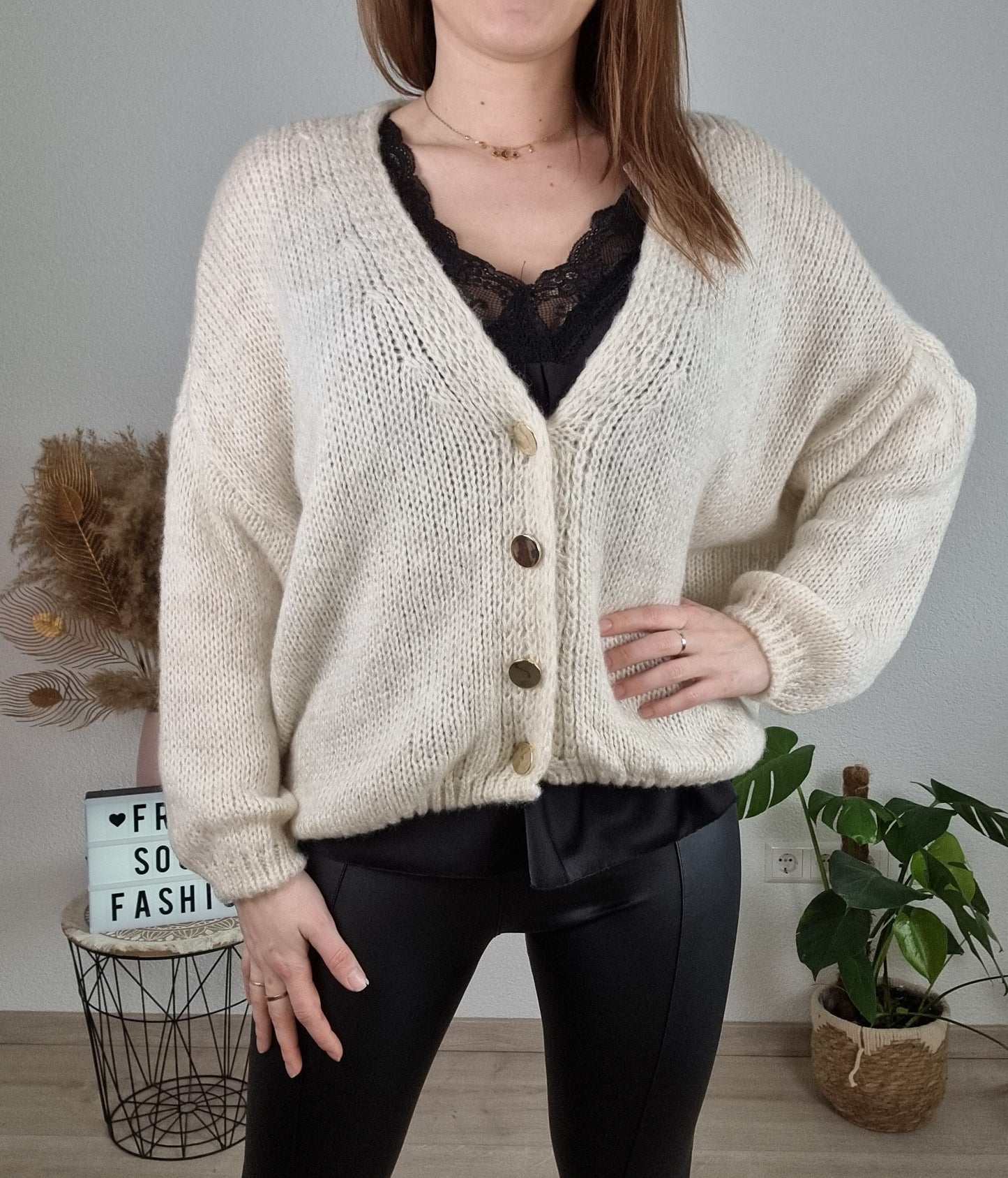 Cardigan mit goldenen Knöpfen