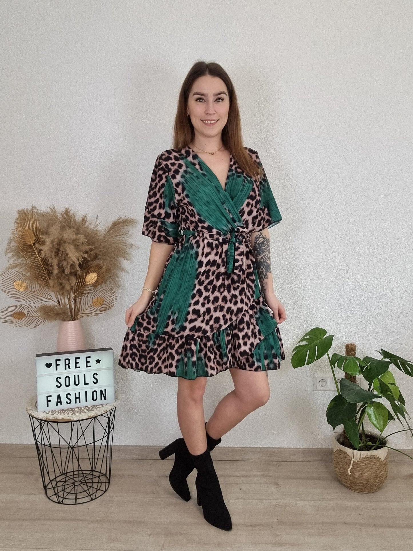 Tailliertes Leo-Kleid