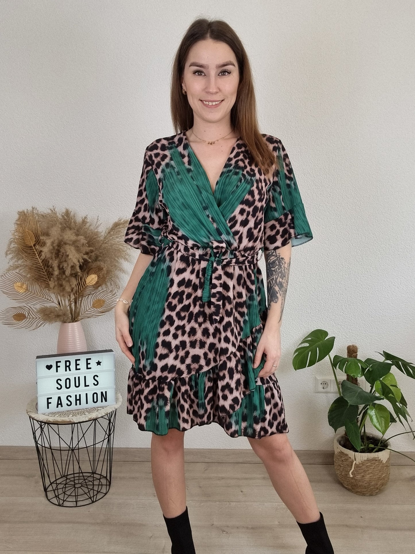 Tailliertes Leo-Kleid