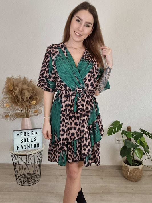 Tailliertes Leo-Kleid