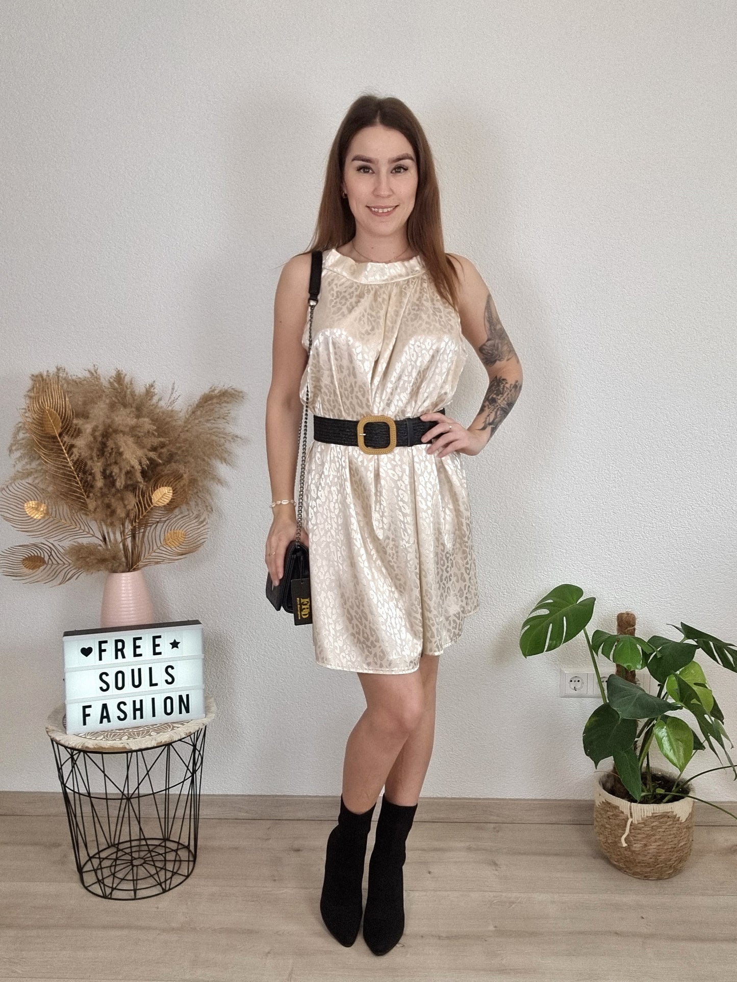 Goldenes Kleid mit Leoprint