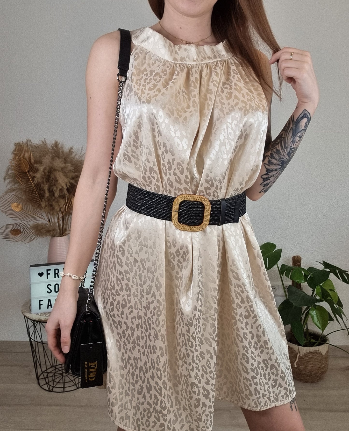 Goldenes Kleid mit Leoprint