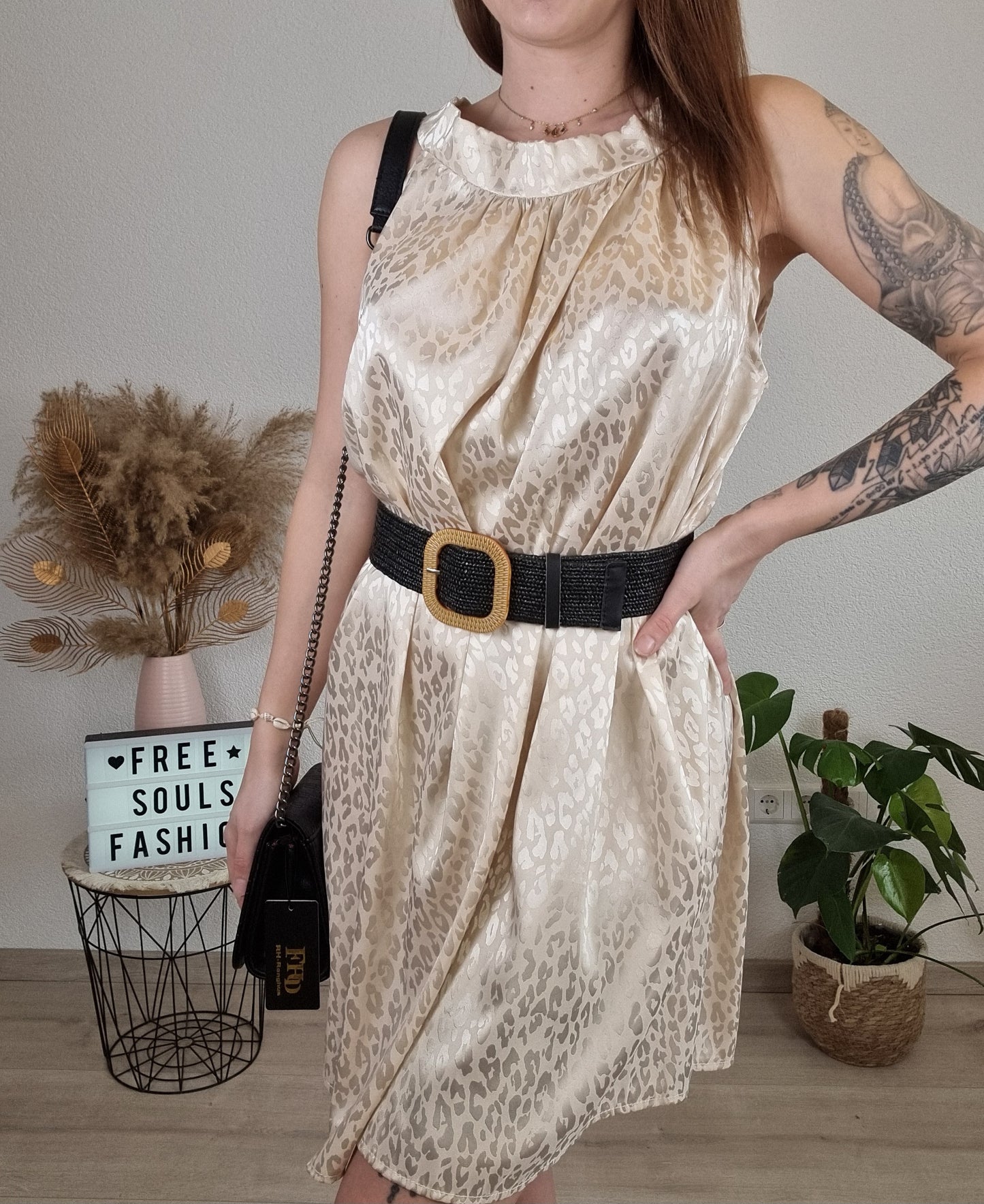 Goldenes Kleid mit Leoprint