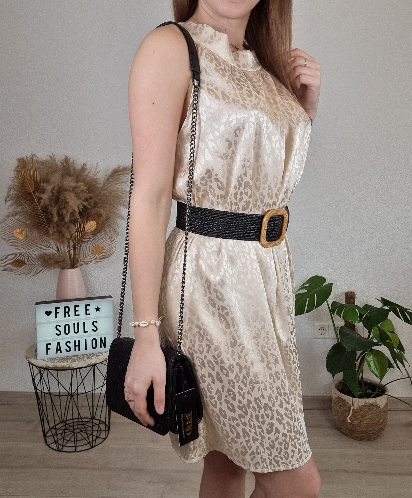 Goldenes Kleid mit Leoprint