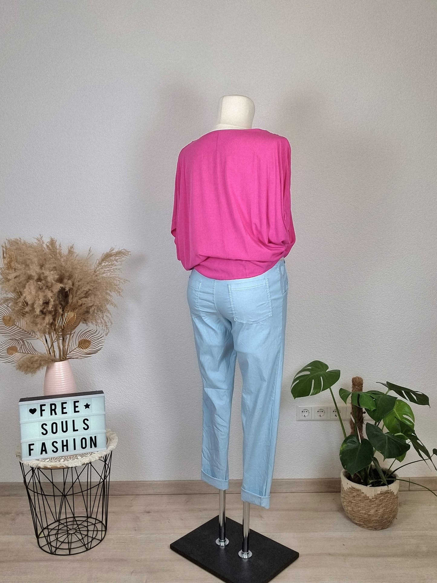 Hellblaue Jogpants mit Gürtel