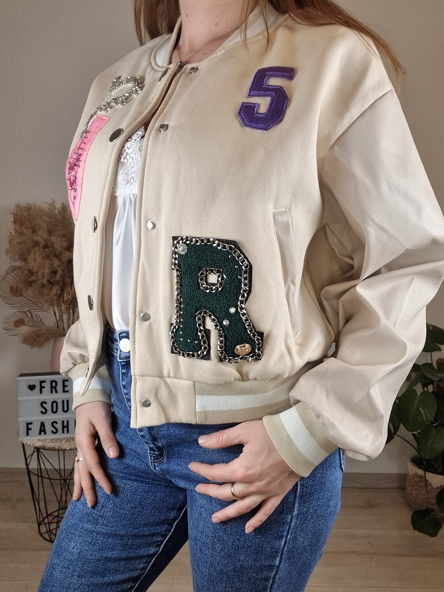 Collegejacke mit Aufnähern