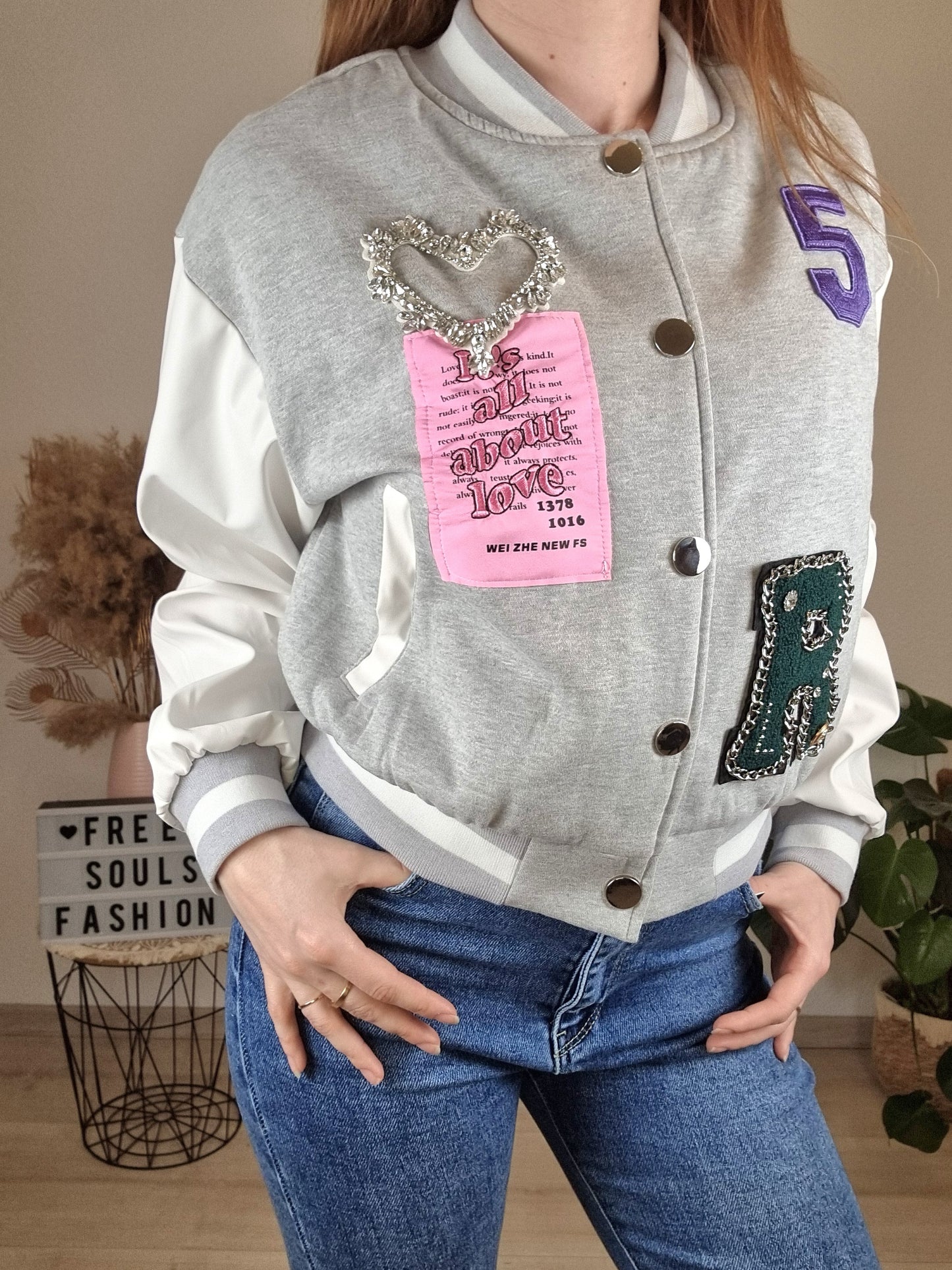 Collegejacke mit Aufnähern