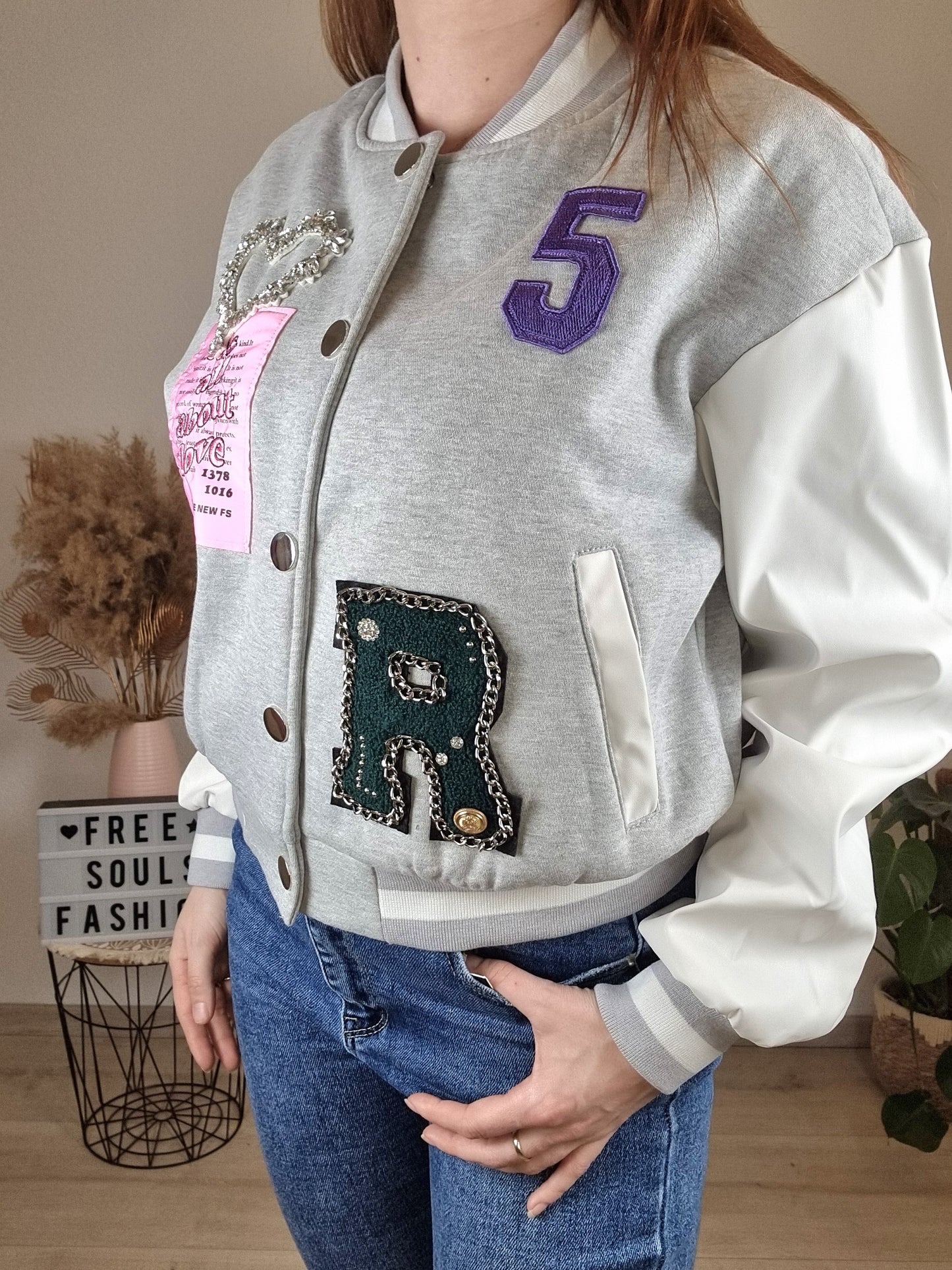 Collegejacke mit Aufnähern